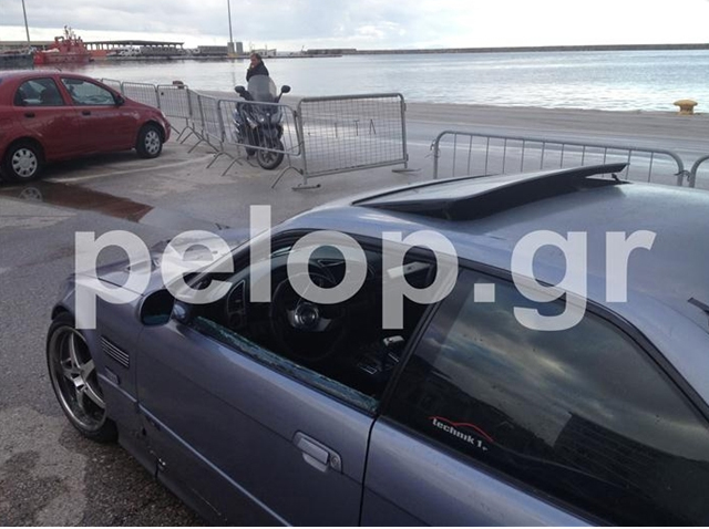 Aνασύρθηκε  το αυτοκίνητο που βούτηξε στο λιμάνι της Πάτρας